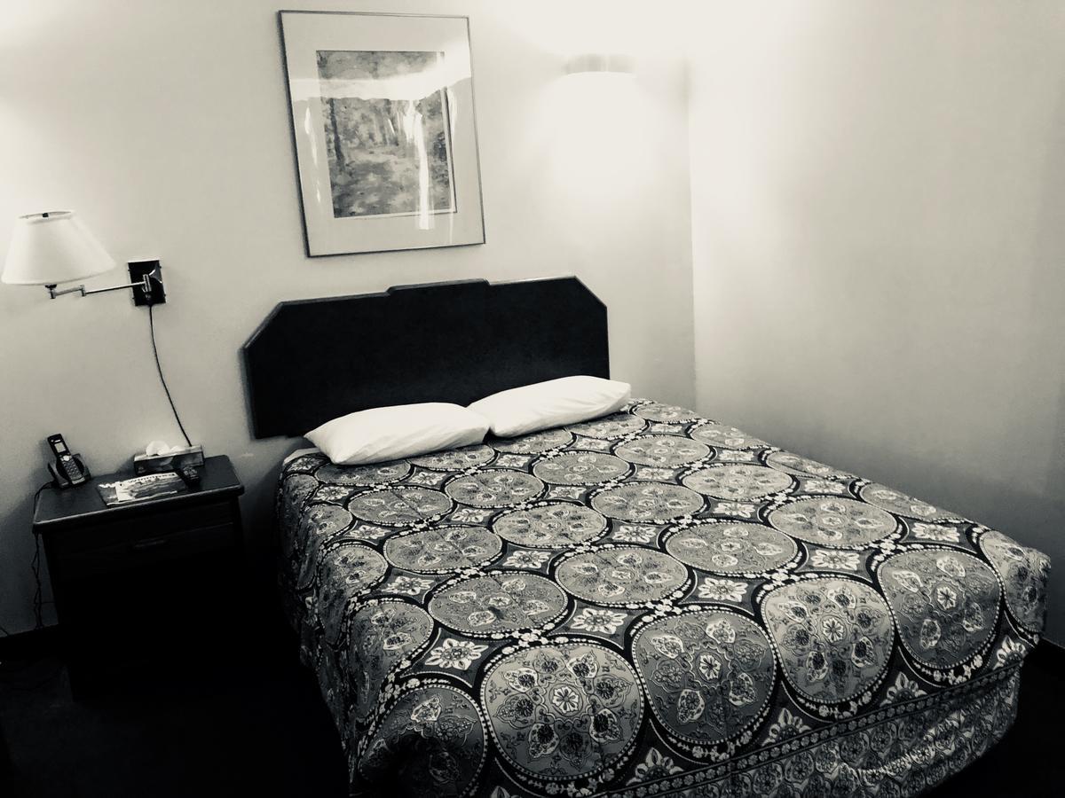 The Capri Motel ウィニペグ エクステリア 写真